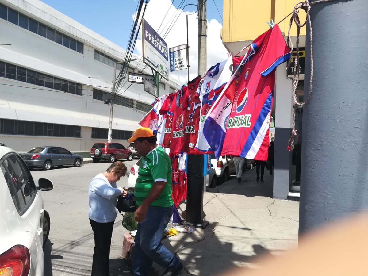 Ventas de camisolas se observan en los alrededores del Mario Camposeco. (Foto Prensa Libre: Raúl Juárez)