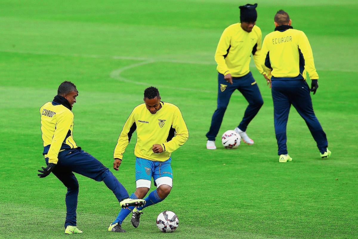 Los jugadores de la selección de Ecuador Miler Bolaños y Renato Ibarra durante el entrenamiento de ayer. (Foto Prensa Libre: EFE)