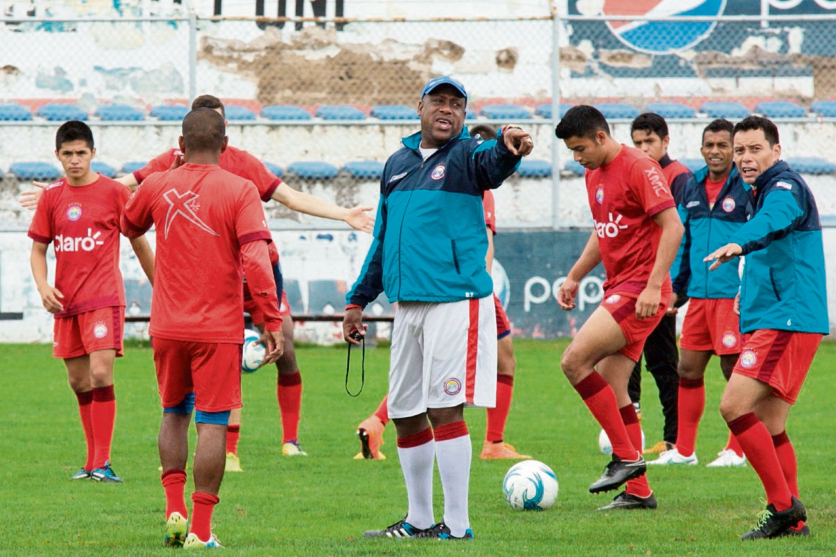 Hernán Medford, técnico del Xelajú MC, le da instrucciones a sus dirigidos durante la práctica que ejecutaron ayer en el estadio Mario Camposeco. (Foto Prensa Libre: Carlos Ventura)