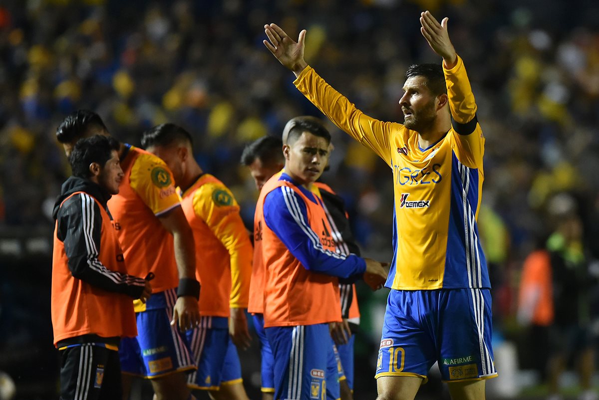 Gignac sufrió un fuerte golpe que podría dejarlo sin jugar la final de vuelta. (Foto Prensa Libre: AFP)