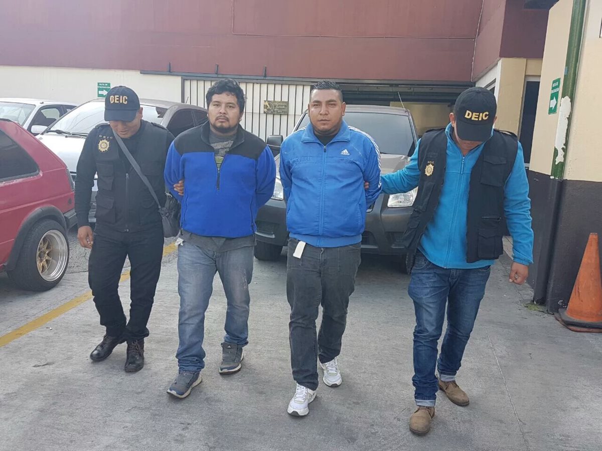Los detenidos señalados de herir a un agente de la PMT de Mixco.(Foto Prensa Libre:PNC)