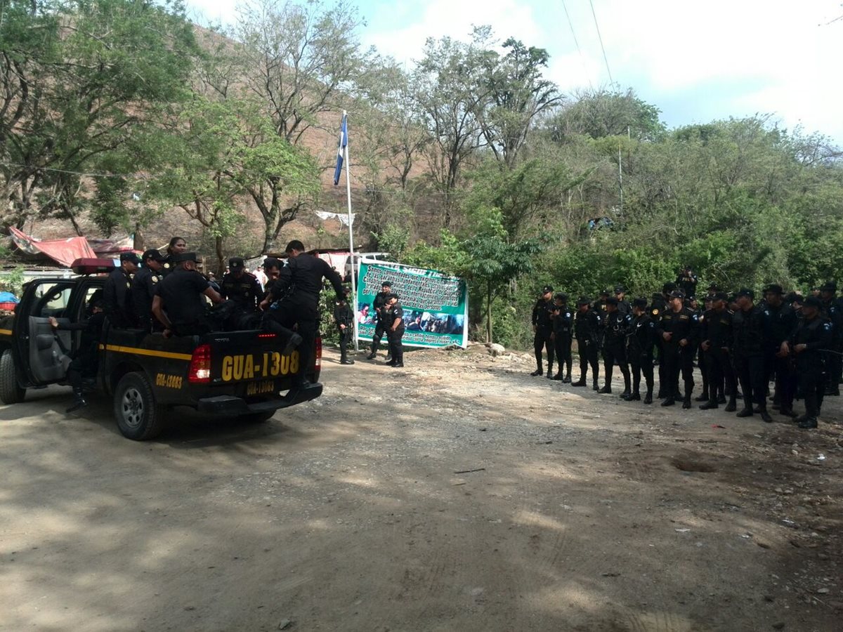 Unos 300 agente de la Policía Nacional Civil, llegaron en la madrugada a La Puya en San José del Golfo. (Foto Prensa Libre: CMI)