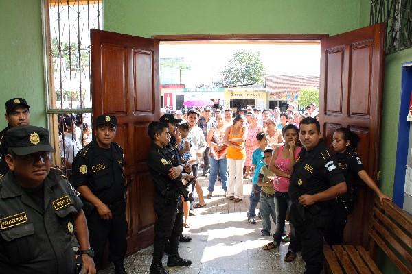 Pobladores permanecen frente a la sede municipal para reclamar por falta de agua entubada.