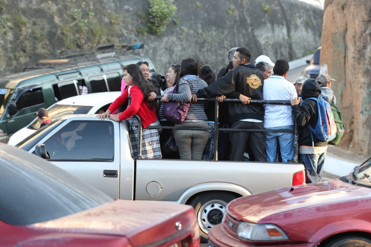 Usuarios usan picops para llegar a su destino, debido a la escasez de unidades de Transurbano. (Foto Prensa Libre: Érick Ávila).