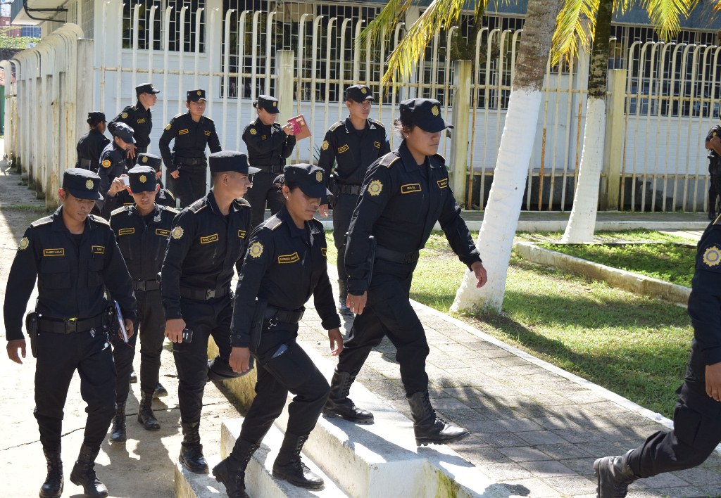 Un grupo de agentes de la PNC patrulla una de las calles de Puerto Barrios, Izabal. (Foto Prensa Libre: Dony Stewart).