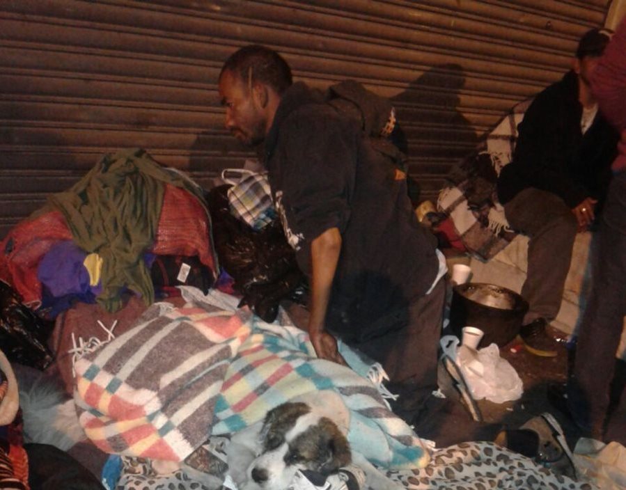 Las prendas se entregarán en la calle, hospitales y casa hogar. (Foto Prensa Libre: Cortesía Cruz Roja)