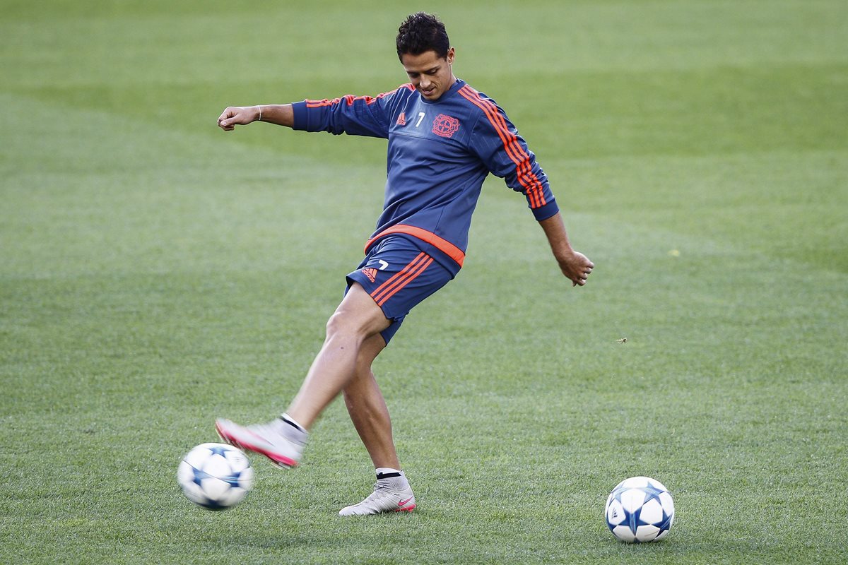 El Chicharito volverá al Camp Nou, ahora para defender los colores del Leverkusen. (Foto Prensa Libre: EFE)