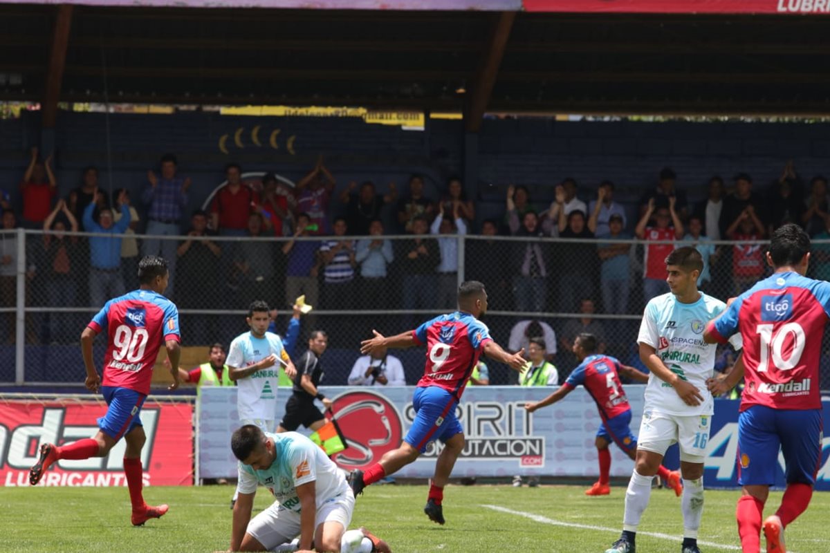 Los jugadores de Xelajú MC festejaron frente a Sanarate FC. (Foto Prensa Libre: Raúl Juárez)