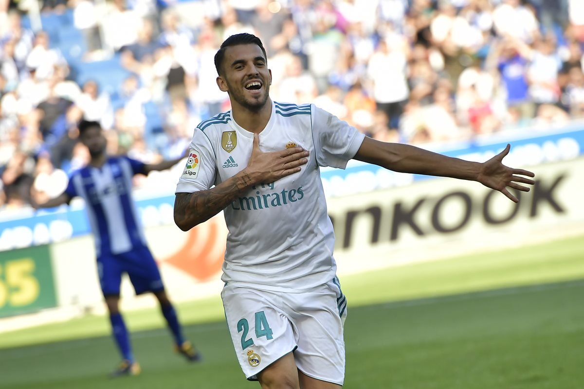 Dani Ceballos celebró con mucha alegría y respeto al escudo del Real Madrid. (Foto Prensa Libre: AP)