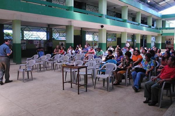 Maestros participan en capacitación acerca de sexualidad, impartida en Coatepeque. (Foto Prensa Libre: Édgar Girón)