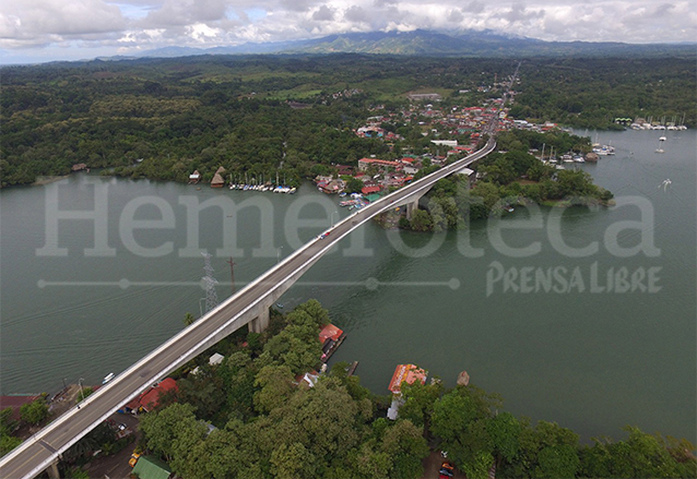 Aspecto actual del puente sobre Río Dulce el cual sigue siendo el principal enlace entre el norte con el resto del país. (Foto: Dony Stewart)