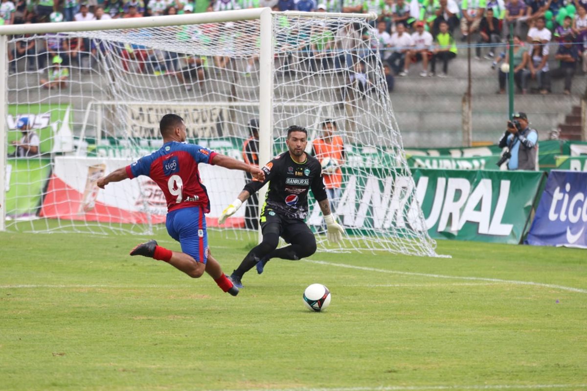 Xelajú marcó un gol en el último minuto y amargó la tarde de los aficionados de Antigua. (Foto Prensa Libre: Renato Melgar)