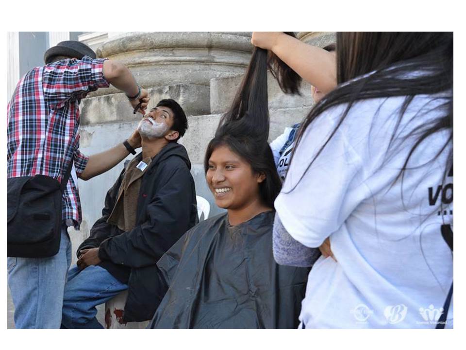 Parte de las actividades de The Street Store Guatemala es el corte de cabello y barba para personas en situación de calle (Foto Prensa Libre: Cortesía)