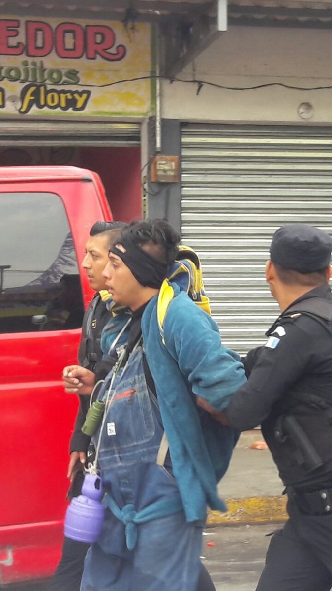 Uno de los supuestos agresores fue capturados por agentes, en el centro de Colomba. (Foto Prensa Libre: Rolando Miranda)