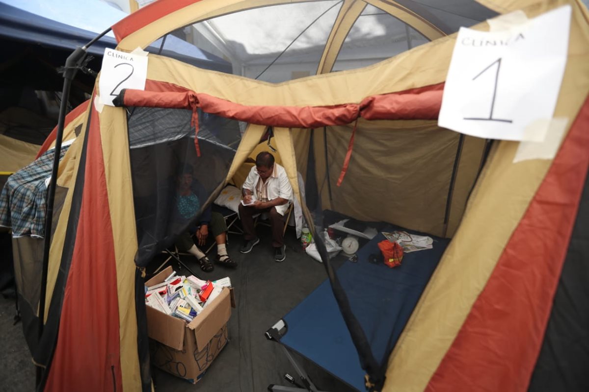 Médicos dan consultas a pacientes mientras realizan plantón frente al Congreso. (Foto Prensa Libre: Esbin García)