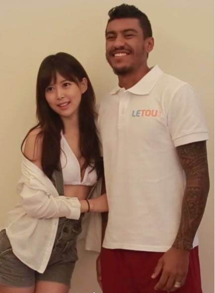 Paulinho posa junto a la actriz japonesa de cine para adultos  Tsukasa Aoi. El jugador ha negado saber a que se dedicaba Tsukasa antes de participar juntos en una campaña publicitaria.  (Foto Prensa Libre: Tomada de internet).