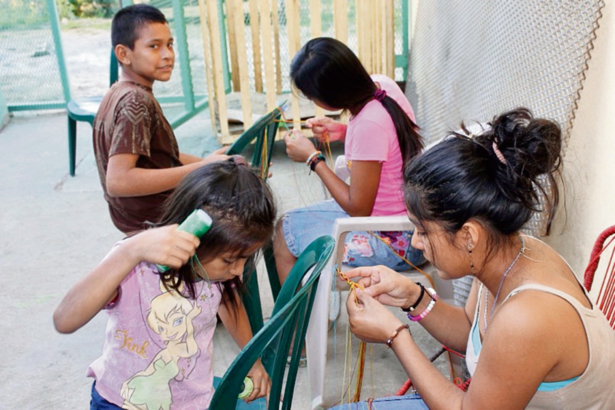 En el  hogar  se  enseña a los niños a trabajar  manualidades, que luego   se venden.