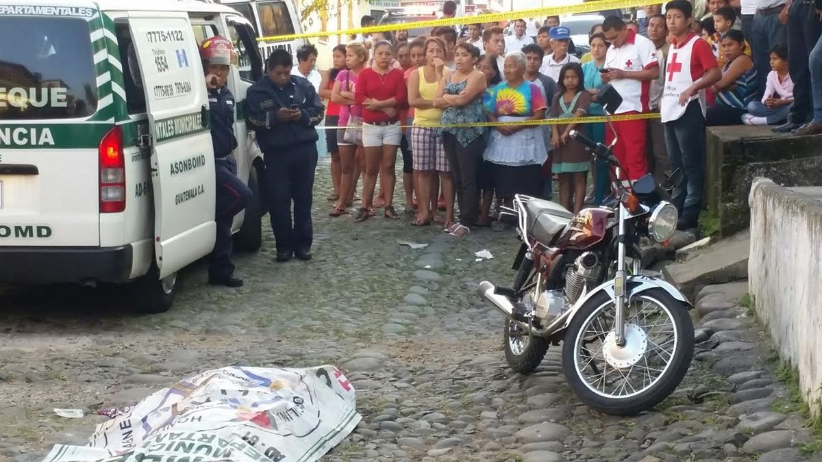 Socorristas resguardan cadáver de mujer muerta a balazos en la zona 4 de Coatepeque, Quetzaltenango. (Foto Prensa Libre: Alexánder Coyoy)