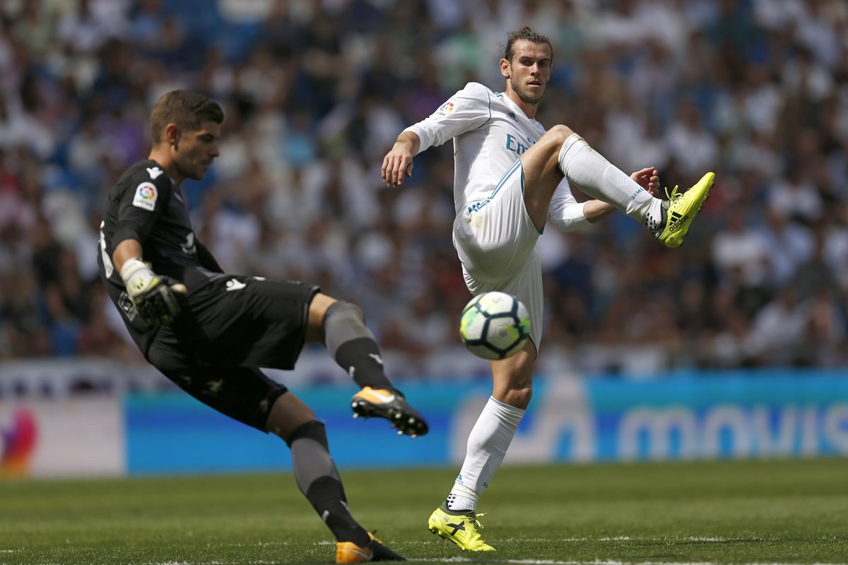 Gareth Bale fue uno de los más señalados en el empate frente al Levante. En la imagen trata de robarle el balón al portero Raúl Fernández-Cavada. (Foto Prensa Libre: AP)