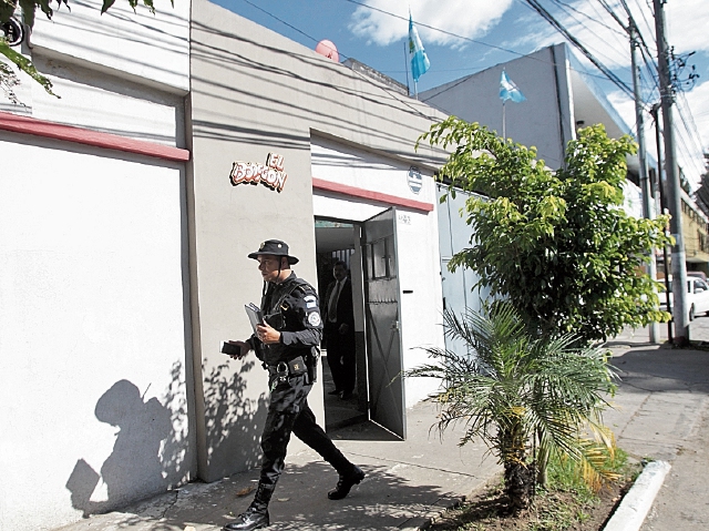 La importadora El Bodegón fue intervenida ayer. (Foto Prensa Libre: Érick Ávila)