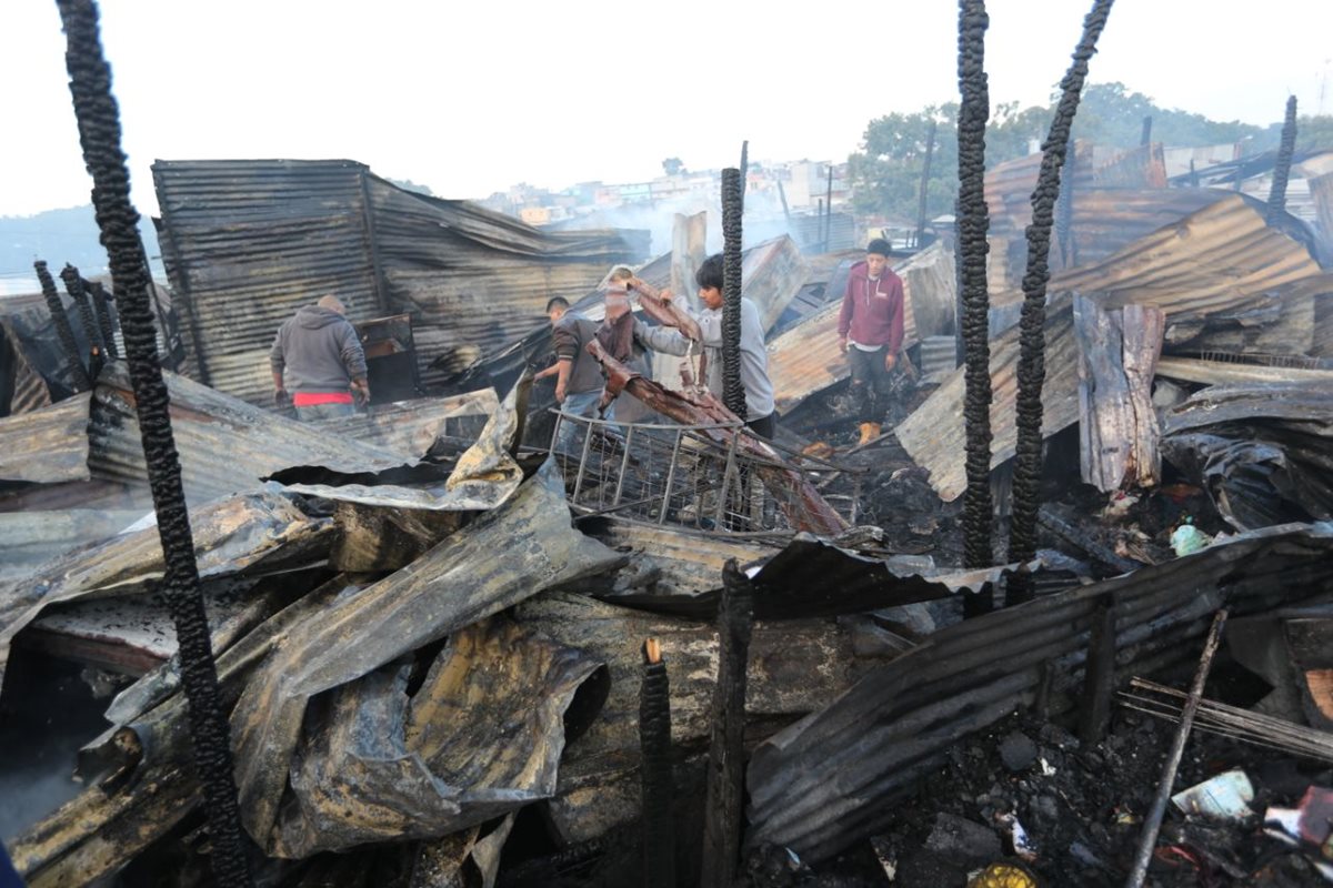 El incendio destruyó en su totalidad muchas de las viviendas, en el asentamiento Colom Argueta, zona 3. (Foto Prensa Libre: Érick Ávila)