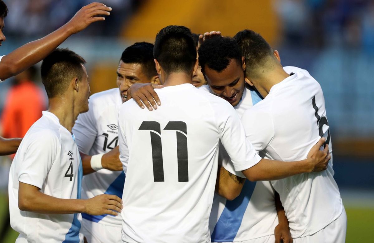 José Márquez es felicitado por sus compañeros después de anotar el primer gol de Guatemala contra Cuba. (Foto Prensa Libre: Francisco Sánchez).