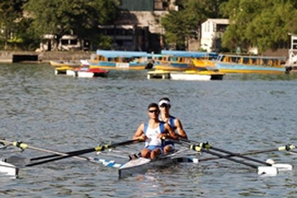 Remeros guatemaltecos se entrenan en el lago de Amatitlán. (Foto Prensa Libre: Eduardo González)