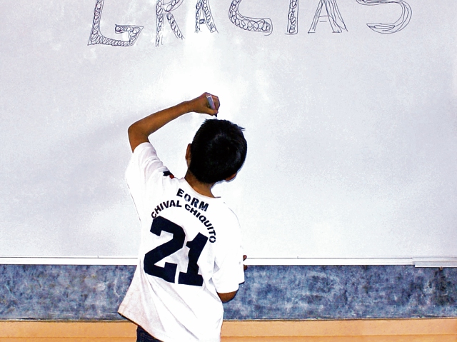 A través de la compra de Café con Causa, producido en las comunidades, se busca hacer mejoras en las escuelas locales. (Foto Prensa Libre: Cortesía)