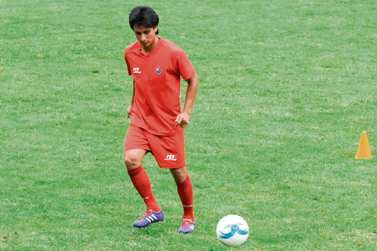 Renato Sequén se entrena en el césped del estadio Manuel Felipe Carrera, por primera vez, después de casi nueve meses de ausencia. (Foto Prensa Libre: Jeniffer Gómez)