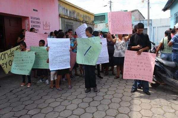 Decenas de vecinos de la comunidad Jícaro Grande protestaron ante la sede de la PDH. (Foto Prensa Libre: Óscar González)<br _mce_bogus="1"/>