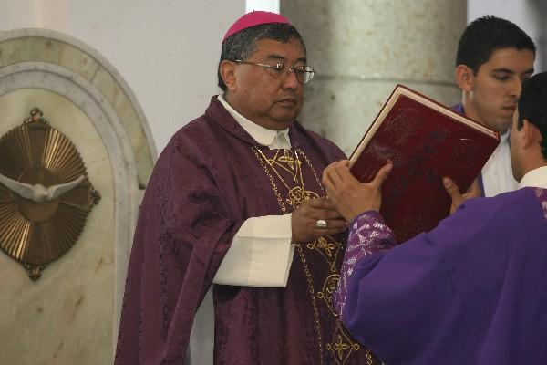 El arzobispo Óscar Julio Vian durante su   homilía ante  cientos de feligreses que acudieron a escuchar la misa en la Catedral. (Daniel Herrera)