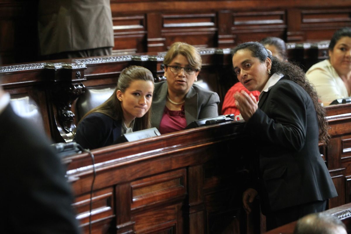 Daniela Beltranena continúa en el Legislativo al no poder ratificar su renuncia ante el pleno (Foto Prensa Libre: Esbin García)