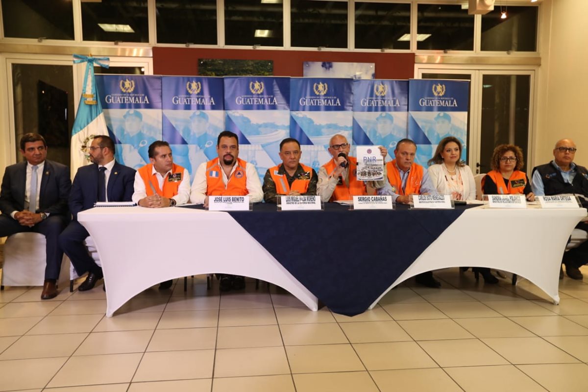 Integrantes del Sistema Nacional de Emergencia, durante la conferencia en la sede de la Cancillería. (Foto Prensa Libre: Esbin García)