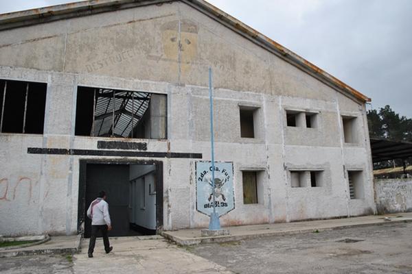 Así luce  lo que fue la estación de máquinas del Ferrocarril de Los Altos, la cual no se utiliza con frecuencia. (Foto Prensa Libre:  Alejandra Martínez)