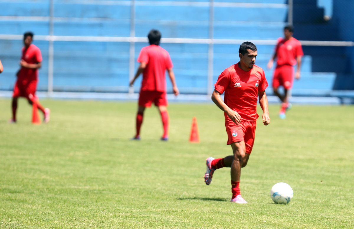 Los rojos cumplieron con una semana intensa de entrenamientos en el estadio El Trébol, donde hoy reciben a Cobán. (Foto Prensa Libre: Carlos Vicente)