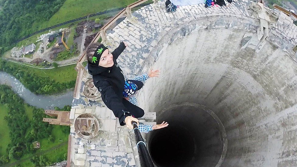 Estos jóvenes arriesgaron su vida para tomarse este selfie en la cornisa de una chimenea de 180 metros de altura en desuso en Rumania. GETTY IMAGES
