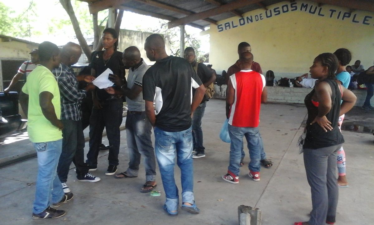 Los detenidos en la subestación de la PNC, y luego serán trasladados al albergue de Migración. (Foto Prensa Libre: Edwin Paxtor)