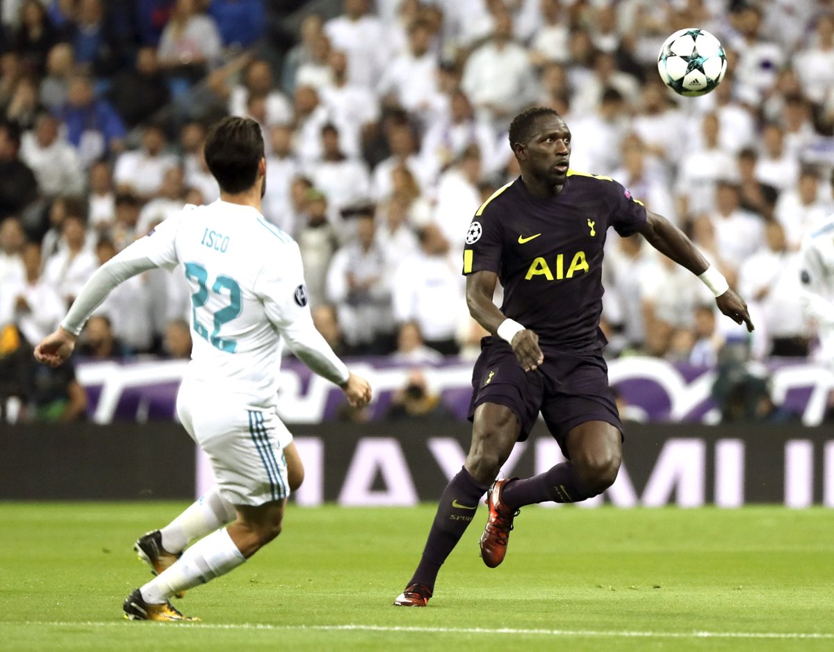 Sissoko domina el balón ante la marca de Isco.