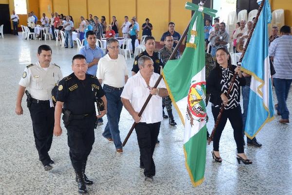 Policías  salen del lugar de evento.