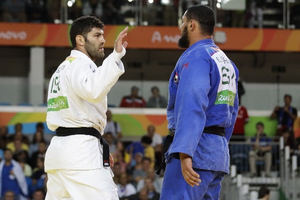 El egipcio El Shehaby, ganador del combate, no fue correspondido en el saludo por el israelí Or Sasson. (Foto Prensa Libre: AP)