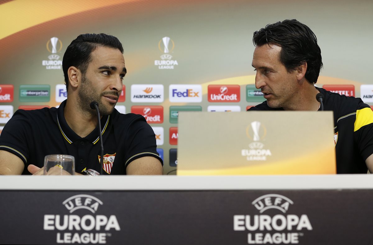 El entrenador del Sevilla, Unai Emery y el defensa Adil Ramí, durante la rueda de prensa previa al partido de vuelta de la semifinal de la Liga Europa que jugarán mañana ante el Shakhtar Donetsk. (Foto Prensa Libre: EFE)