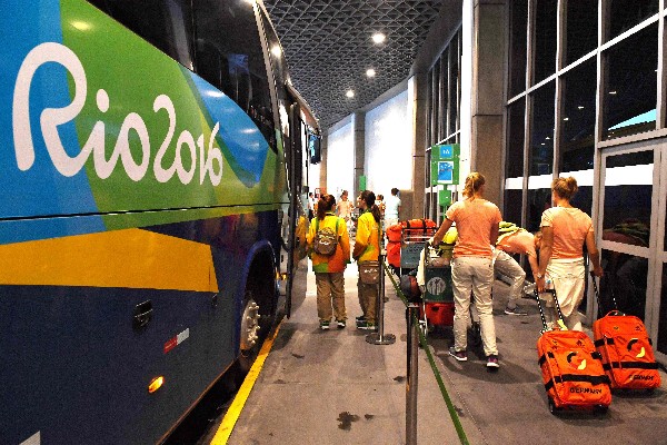 Deportistas comienzan a llegar al Aeropuerto Internacional Antonio Carlos Jobim. (Foto Prensa Libre: AFP)