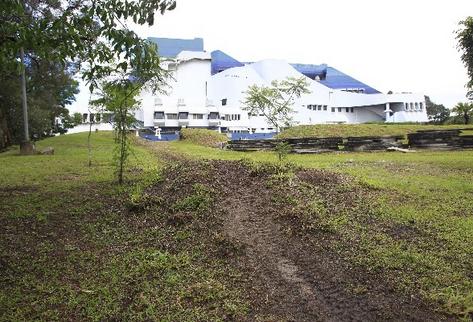 El paso de  motos causó daños en áreas verdes y gradas del Centro Cultural.