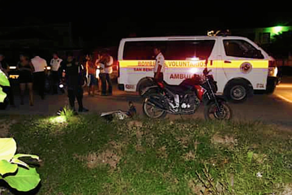 Bomberos Voluntarios resguardan el lugar  donde murió baleado Luis González, en San Benito, Petén. (Foto Prensa Libre: Rigoberto Escobar)