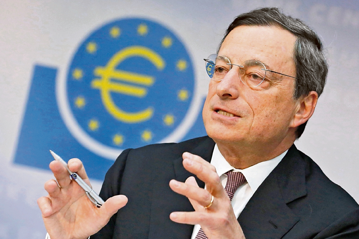 El Director del Banco Central Europeo, el italiano Mario Draghi, presiona al gobierno griego a que adopte más medidas para ordenar su economía. (Foto, Prensa Libre: economiaweb.it)