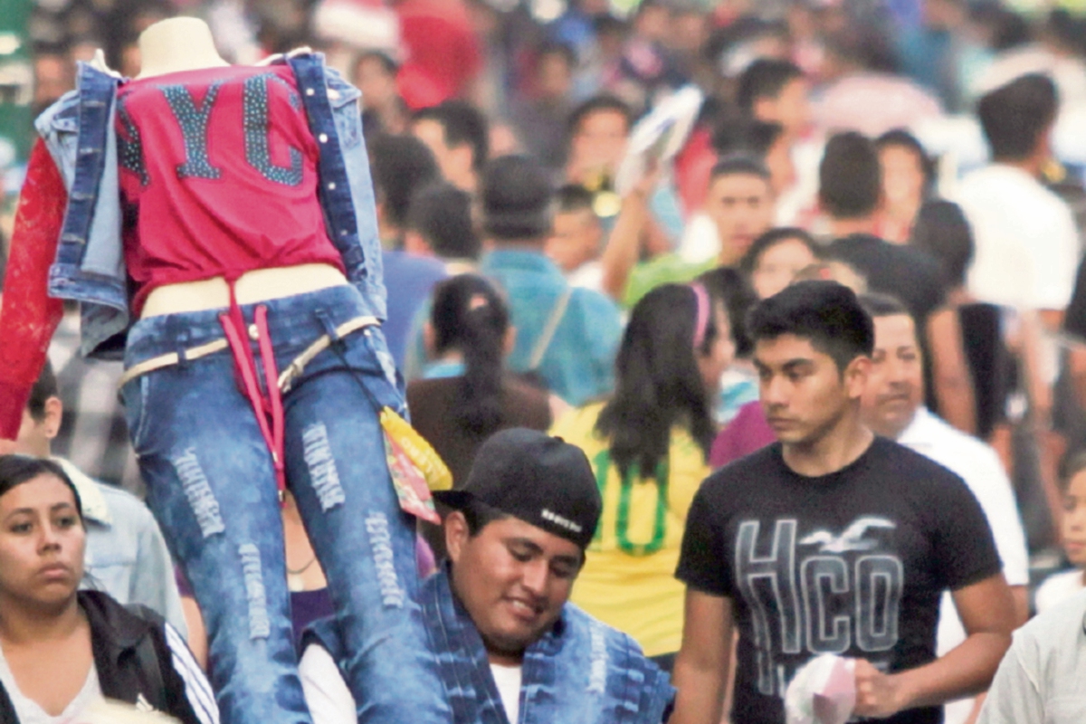 Vendedor ambulante ofrece ropa a transeúntes en el Centro Histórico.