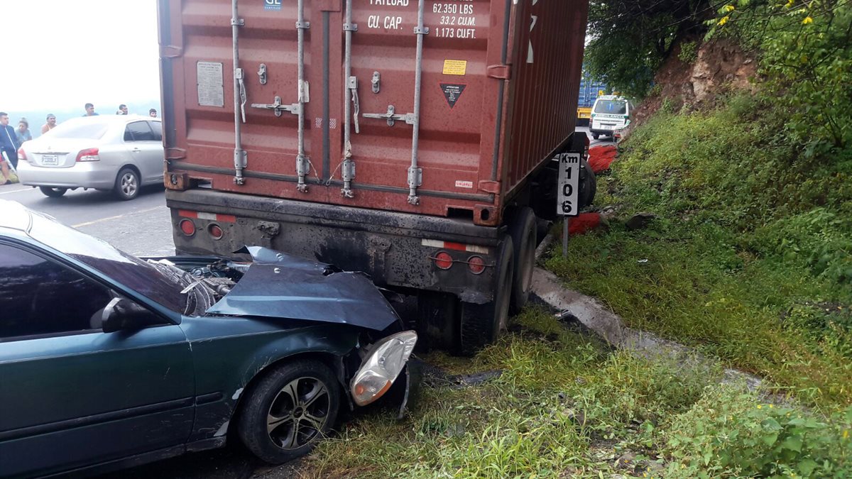 Vehículo choca contra tráiler en San Cristóbal Acasaguastlán, El Progreso. (Foto Prensa Libre: Hugo Oliva)