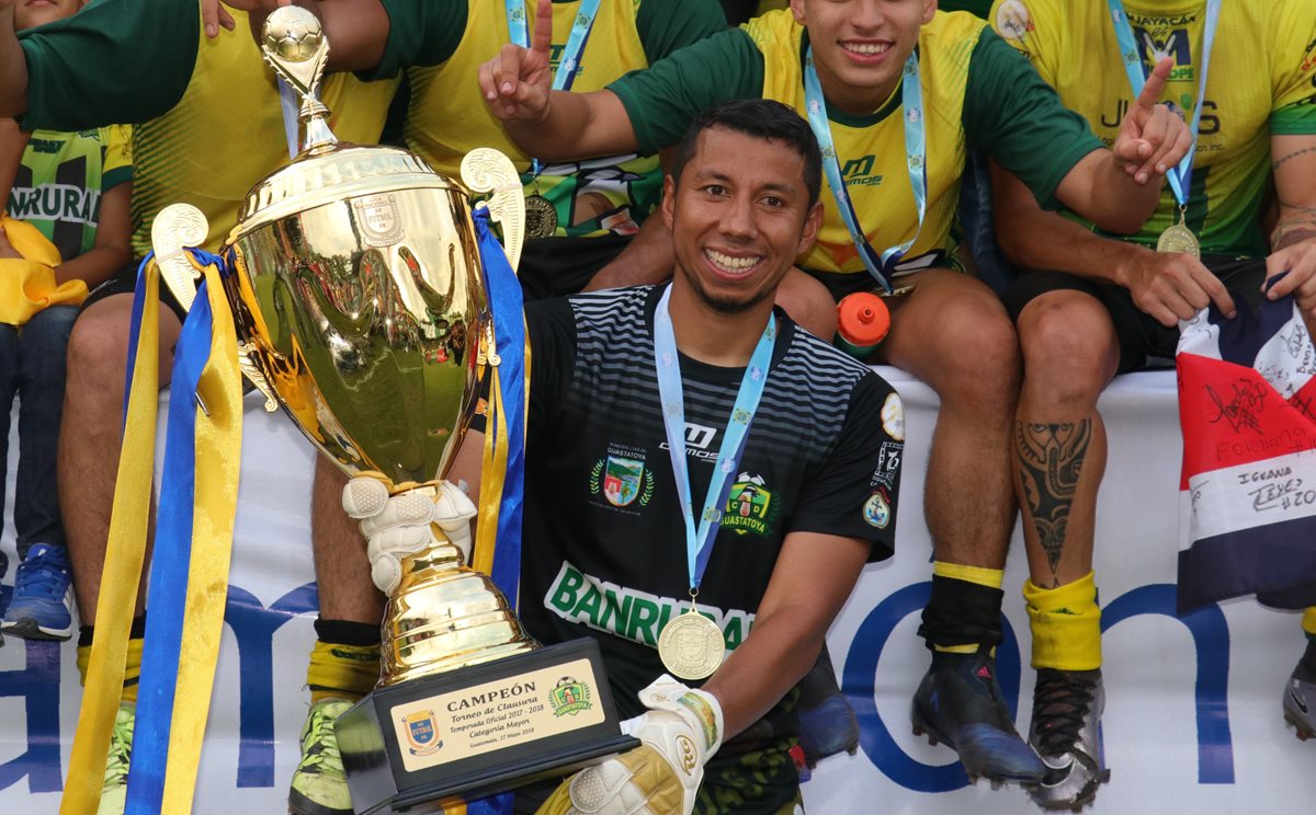 Juan José Paredes fue el portero titular de Guastatoya, en la conquista de la corona del futbol nacional. (Foto Prensa Libre: Hemeroteca PL)