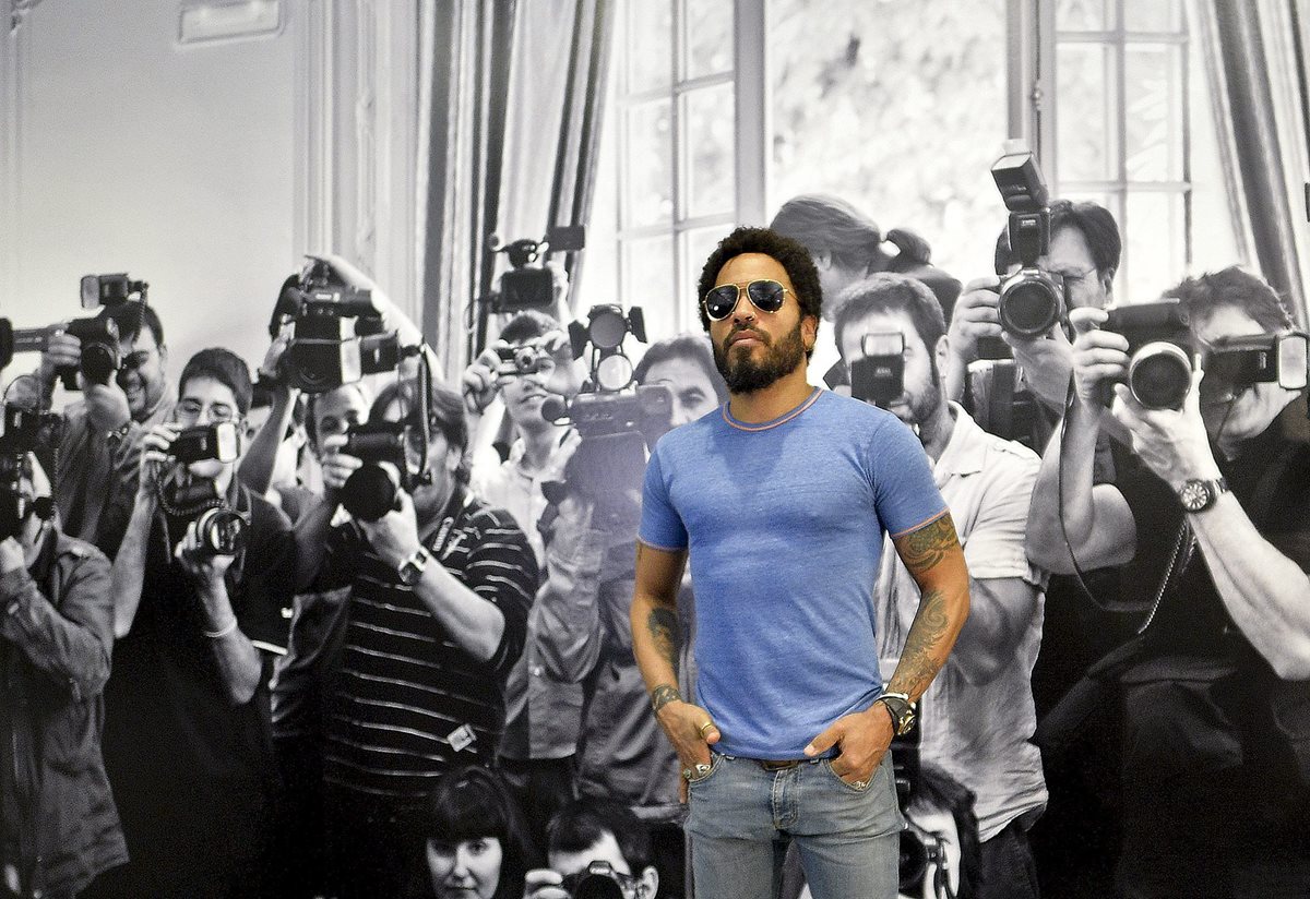 El músico estadounidense Lenny Kravitz durante la presentación de la exposición fotográfica en la galería Ostlicht en Viena. (Foto Prensa Libre: EFE)