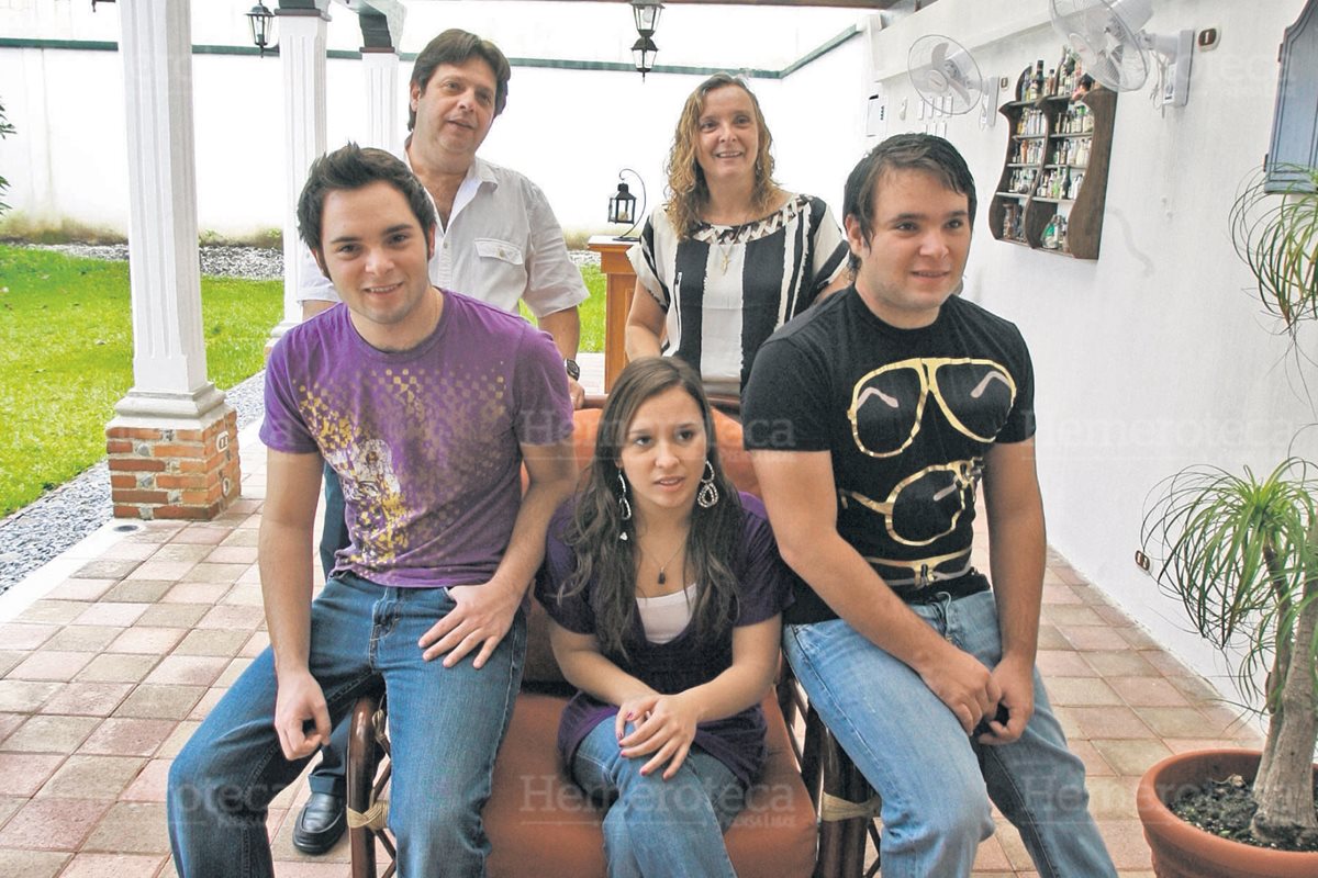 03/10/2010. Trillizos, María del Milagro, Juan y José, detrás de ellos, sus padres. (Foto: Hemeroteca PL)